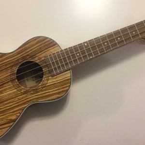 Puka UK-24-04 Zebra Ağacı Fender Kafalı Concert Ukulele  + Kılıf Hediyeli
